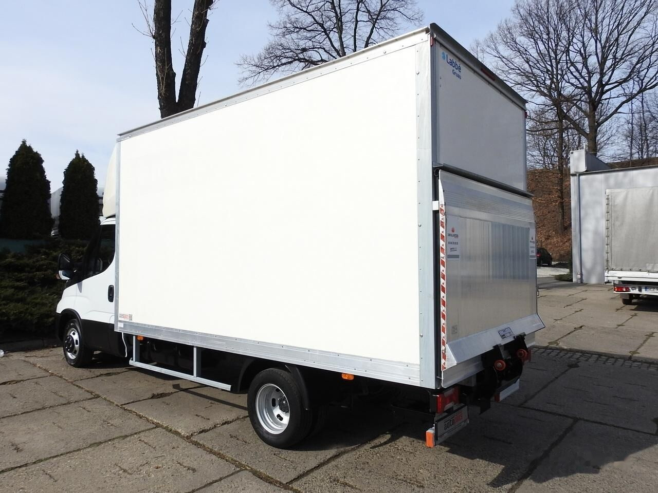Furgone box IVECO Daily 35C16 Koffer + tail lift