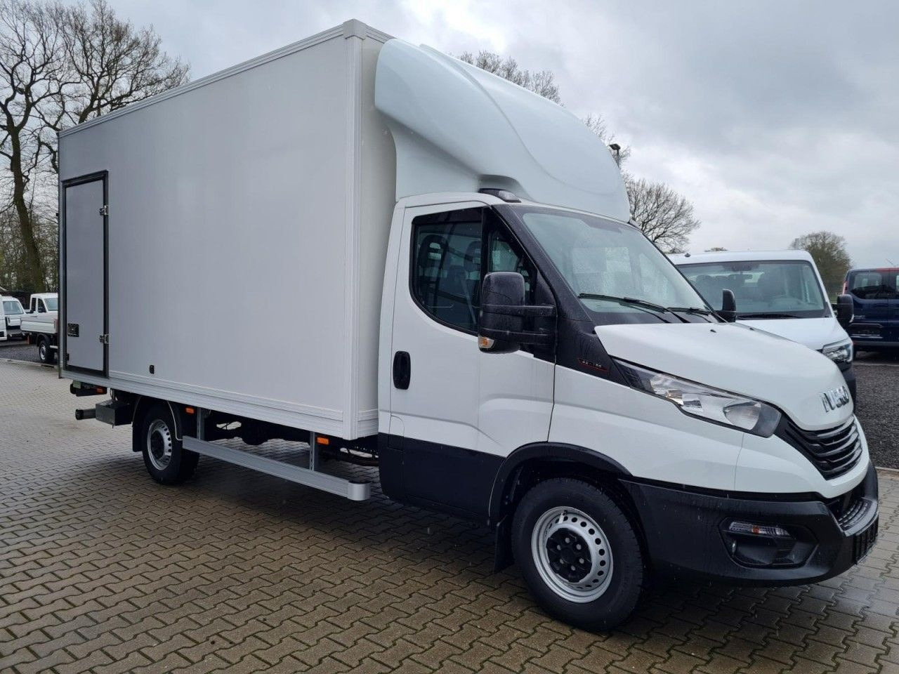 Furgone box IVECO Daily 35S18 Koffer + Tail lift