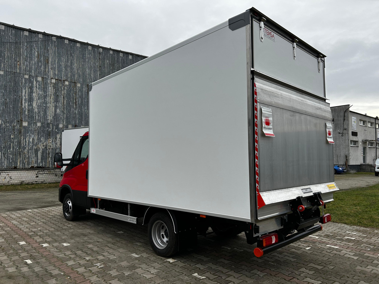 Furgone box Iveco Daily 50C18HZ Container mit 8 Paletten und einem 750-kg-Aufzug