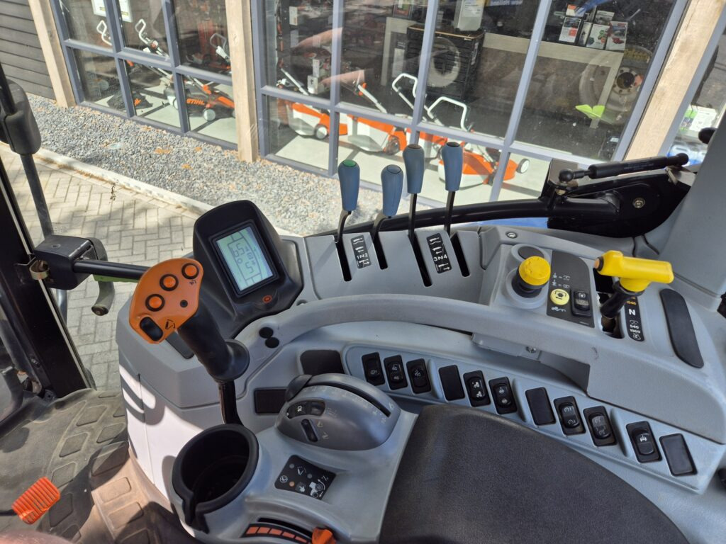 Trattore NEW HOLLAND T6080