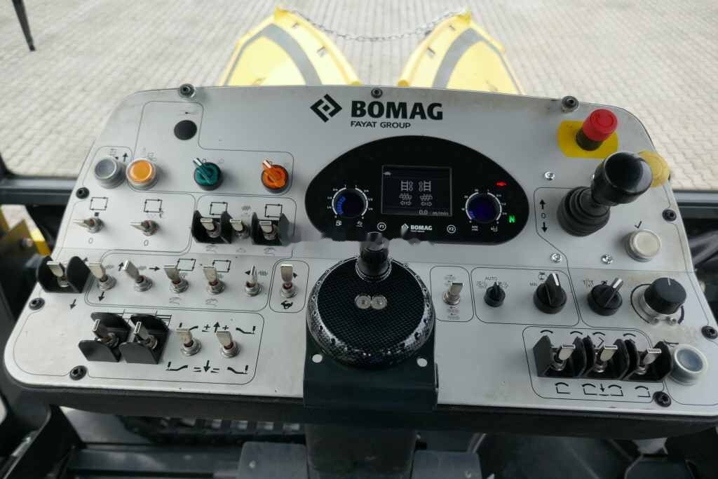 Finitrice BOMAG Bomag BF 300C-2 - S340-2: foto 24