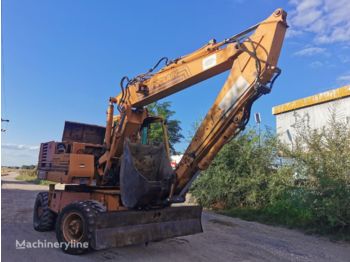 Escavatore gommato CASE 688
