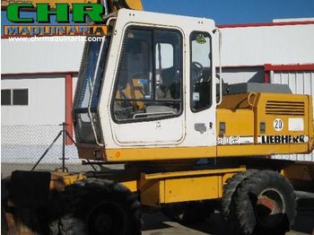 Escavatore gommato LIEBHERR 902