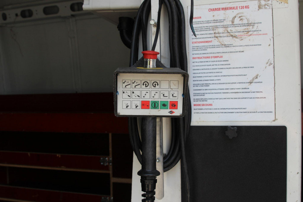 Piattaforma autocarrata Renault Master  Versalift ET26L 10m Klima nur 217h HU-UVV