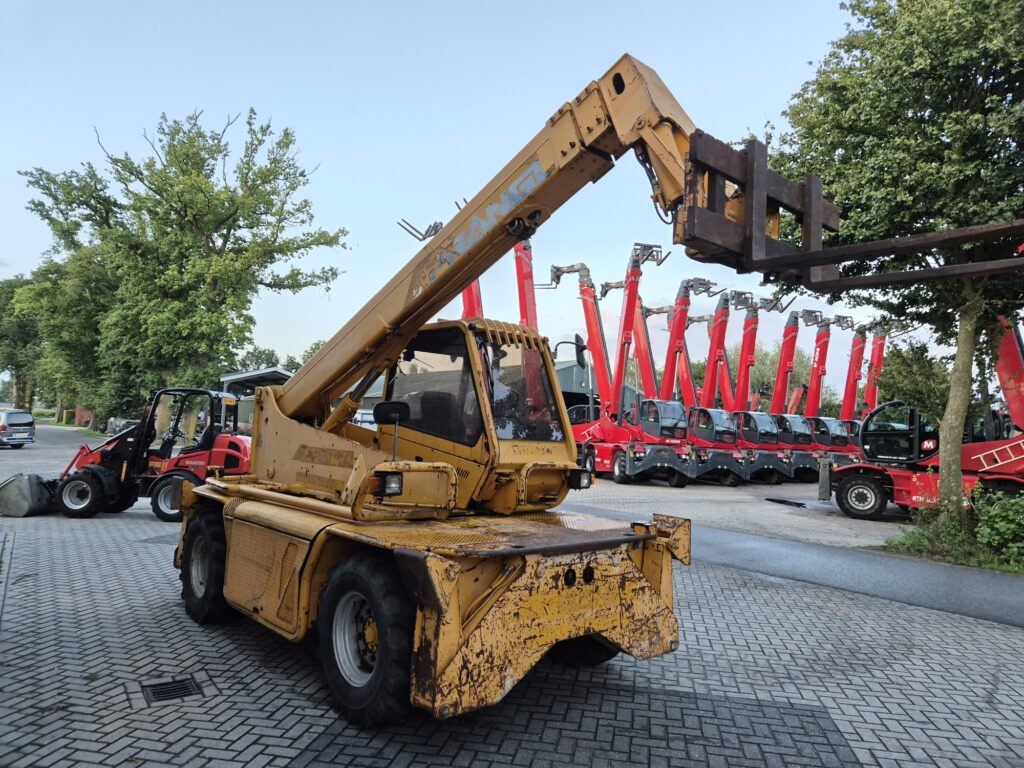 Sollevatore telescopico MERLO Roto 30.13