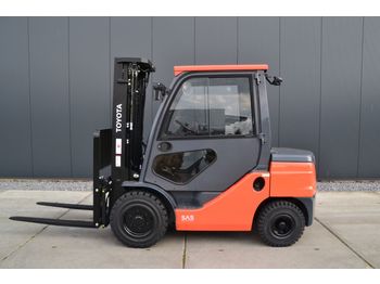 Carrello elevatore Toyota 02-8FDF30