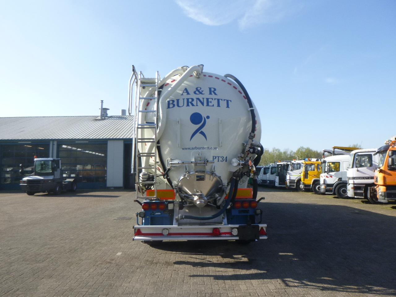 Semirimorchio cisterna per il trasporto di farina Feldbinder Powder tank alu 60 m3 / Compressor diesel engine.: foto 5