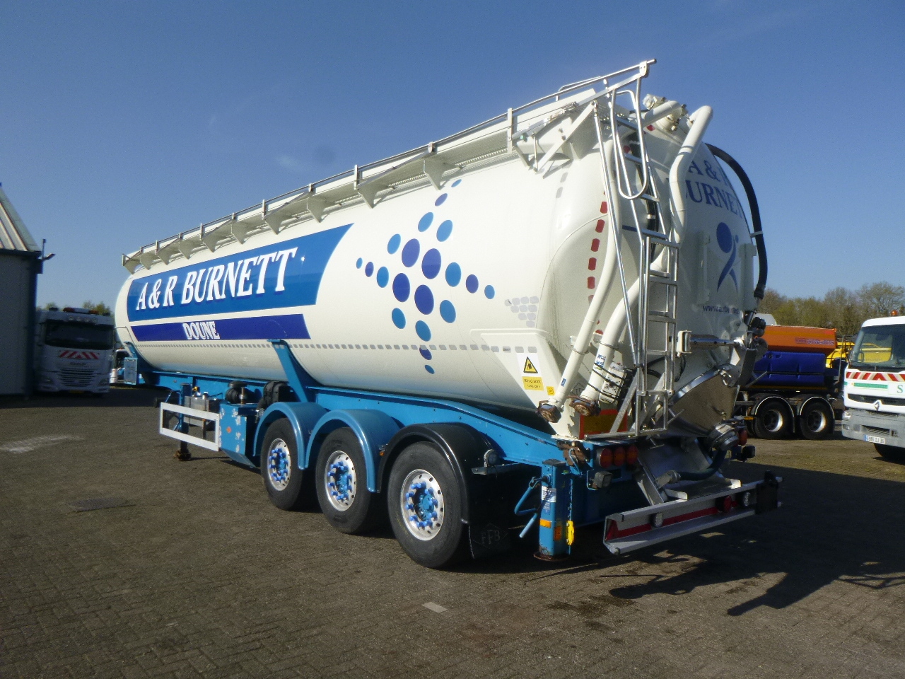Semirimorchio cisterna per il trasporto di farina Feldbinder Powder tank alu 60 m3 / Compressor diesel engine.: foto 3