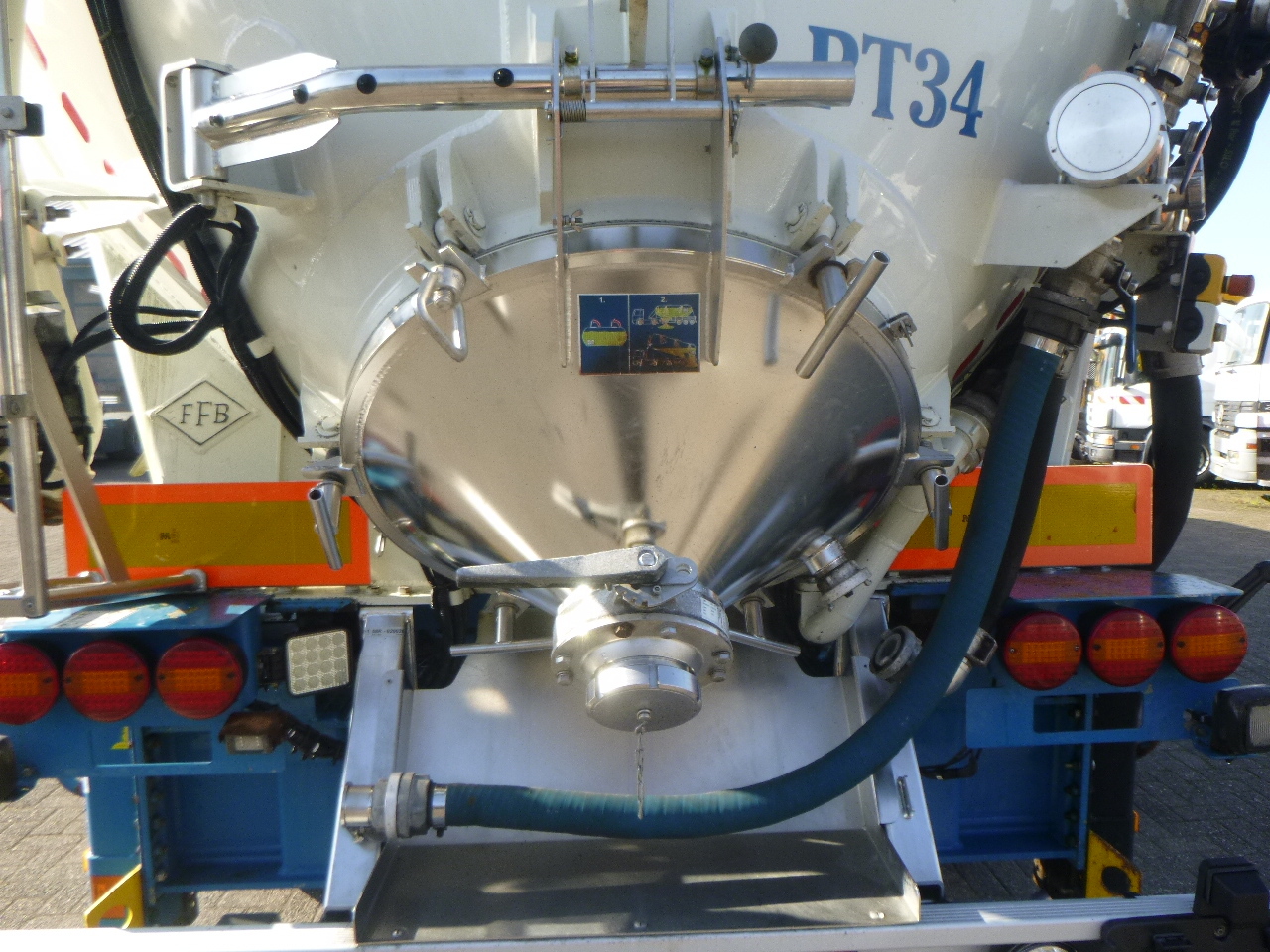 Semirimorchio cisterna per il trasporto di farina Feldbinder Powder tank alu 60 m3 / Compressor diesel engine.: foto 11