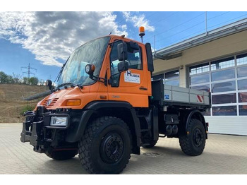 Autocarro con pianale/ Cassone fisso UNIMOG U500