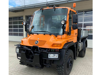 Autocarro con pianale/ Cassone fisso UNIMOG U500