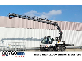 Autocarro con pianale/ Cassone fisso UNIMOG U400