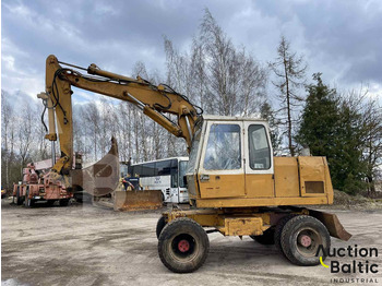 Escavatore gommato LIEBHERR A 900