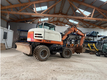 Escavatore gommato TEREX