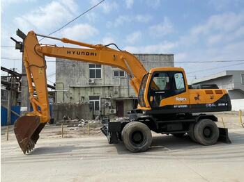 Escavatore gommato HYUNDAI