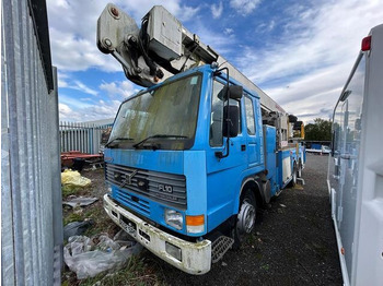 Camion con gru VOLVO