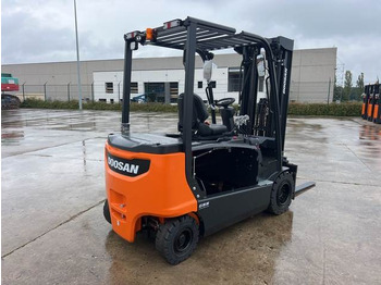 Leasing di  Doosan B35X-7 PLUS Doosan B35X-7 PLUS: foto 3