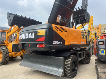 Escavatore gommato HYUNDAI