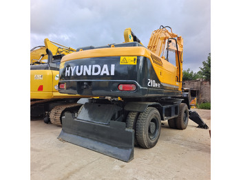 Escavatore gommato HYUNDAI