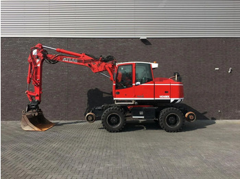 Escavatore gommato TEREX