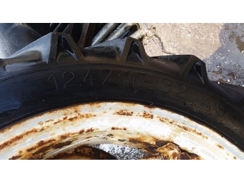 Ruota completa per Trattore Ford 4000 Rear Wheel And Tyre 12.4/11-32. Please Check By Description: foto 2