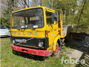 Autocarro con pianale/ Cassone fisso VOLVO
