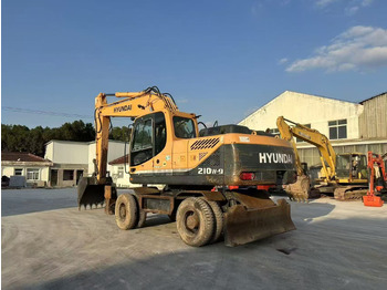 Escavatore gommato HYUNDAI