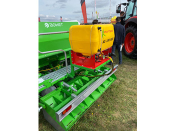 Leasing di Bomet Kartoffelpflanzmaschine / Potato planter / Planteuse de pomme de terre / Piantapatate / Sadzarka ziemniaków Bomet Kartoffelpflanzmaschine / Potato planter / Planteuse de pomme de terre / Piantapatate / Sadzarka ziemniaków: foto 3 Leasing di Bomet Kartoffelpflanzmaschine / Potato planter / Planteuse de pomme de terre / Piantapatate / Sadzarka ziemniaków Bomet Kartoffelpflanzmaschine / Potato planter / Planteuse de pomme de terre / Piantapatate / Sadzarka ziemniaków: foto 3