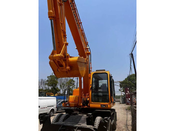 Escavatore gommato HYUNDAI