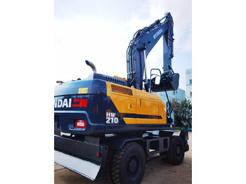 Escavatore gommato HYUNDAI
