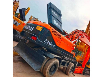 Escavatore gommato HYUNDAI