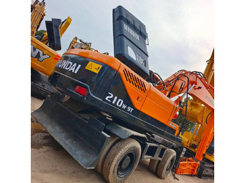Escavatore gommato HYUNDAI
