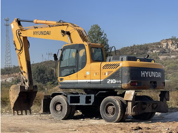 Escavatore gommato HYUNDAI