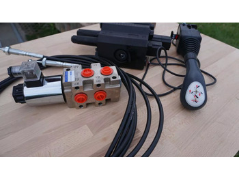 Caricatore frontale per trattori per Camion Front loader valve with Load Sensing LS valve 4 function Joystick 90 l/min 24 gp Case IH: foto 3