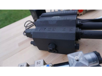 Caricatore frontale per trattori per Camion Front loader valve with Load Sensing LS valve 4 function Joystick 90 l/min 24 gp Case IH: foto 5