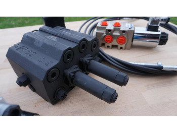 Caricatore frontale per trattori per Camion Front loader valve with Load Sensing LS valve 4 function Joystick 90 l/min 24 gp Case IH: foto 2