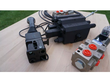 Caricatore frontale per trattori per Camion Front loader valve with Load Sensing LS valve 4 function Joystick 90 l/min 24 gp Case IH: foto 4