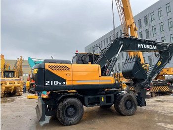 Escavatore gommato HYUNDAI