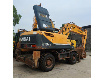Escavatore gommato HYUNDAI