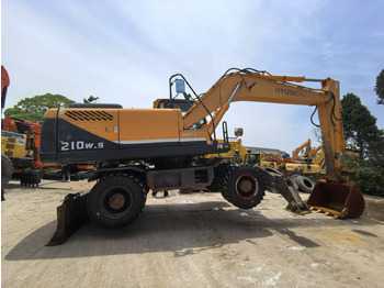Escavatore gommato HYUNDAI