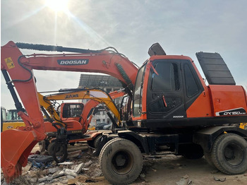 Escavatore gommato DOOSAN