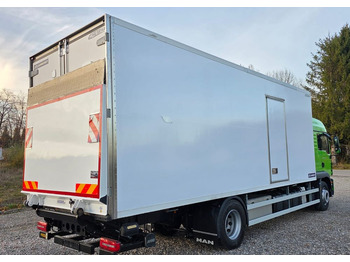 Autocarro frigorifero MAN TGM 18.320 / 18.290 / 15.290 / IZOTERMA / WINDA / 19PALET / E6 / 08.2018 / LIFT / SPROWADZONY / AUTOMAT / SYPIALKA / PIERWSZY WŁAŚCICIEL / BOCZNE DRZWI / STAN BARDZO DOBRY: foto 4 Autocarro frigorifero MAN TGM 18.320 / 18.290 / 15.290 / IZOTERMA / WINDA / 19PALET / E6 / 08.2018 / LIFT / SPROWADZONY / AUTOMAT / SYPIALKA / PIERWSZY WŁAŚCICIEL / BOCZNE DRZWI / STAN BARDZO DOBRY: foto 4