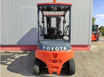 Carrello elevatore elettrico Toyota 8FBMT40: foto 4 Carrello elevatore elettrico Toyota 8FBMT40: foto 4
