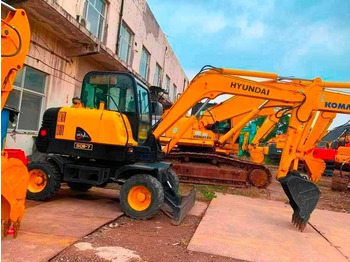 Escavatore gommato HYUNDAI