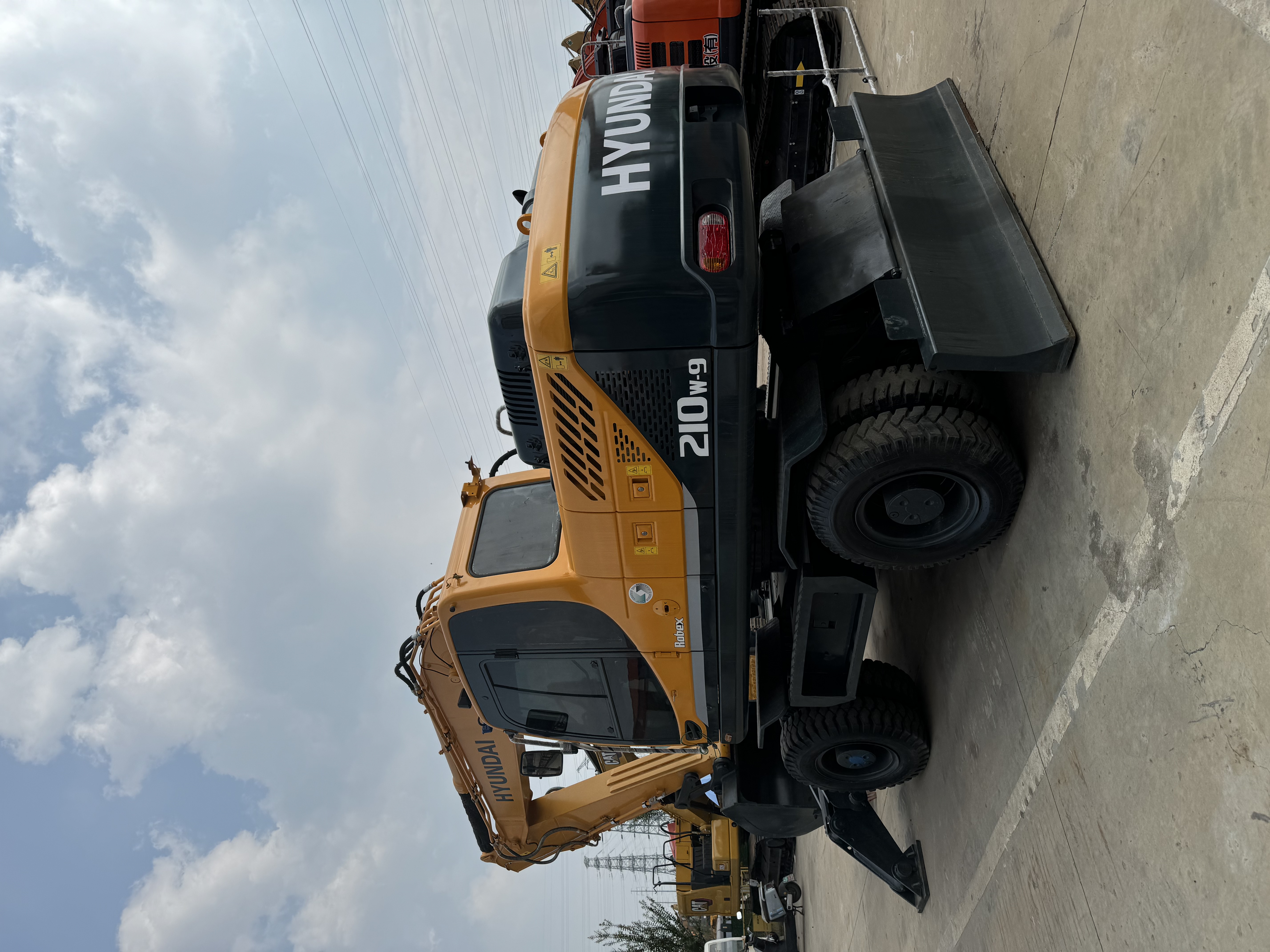 Escavatore gommato HYUNDAI