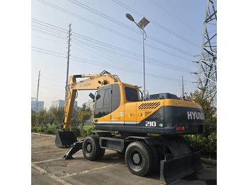 Escavatore gommato HYUNDAI R210