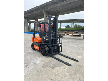 Carrello elevatore diesel Toyota FD25: foto 3 Carrello elevatore diesel Toyota FD25: foto 3