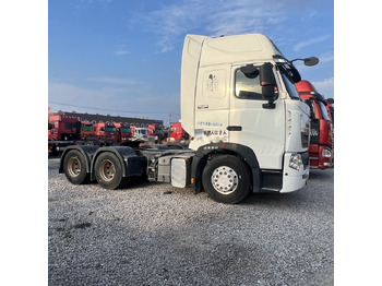 Trattore stradale SINOTRUK HOWO