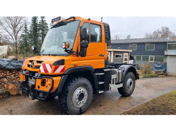 Autocarro con pianale/ Cassone fisso UNIMOG