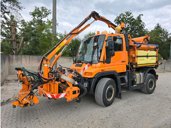 Mezzo spazzaneve UNIMOG U400